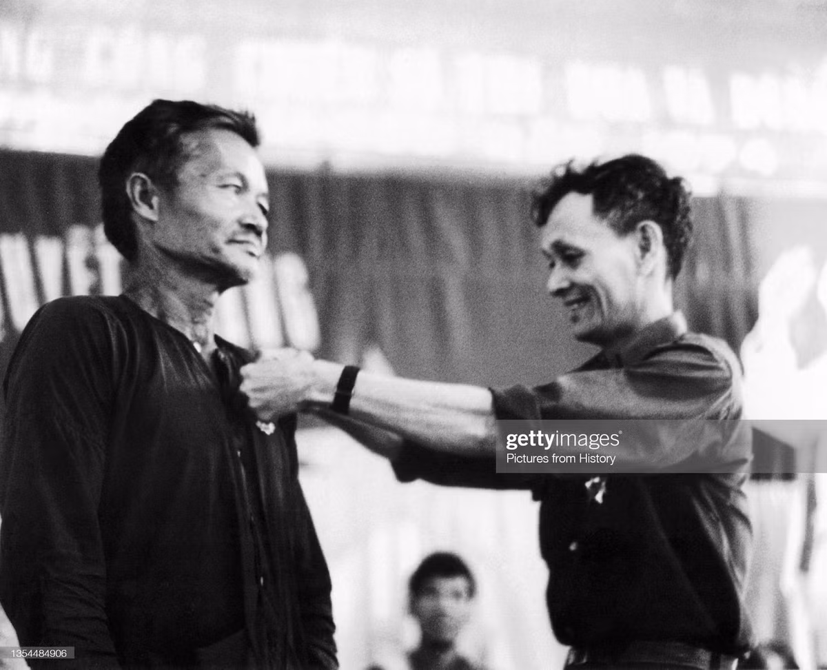 Người nông dân Lê Văn Đàm (Le Van Dam) nhận huy chương anh hùng của cuộc đấu tranh giải phóng ở Củ Chi năm 1966.