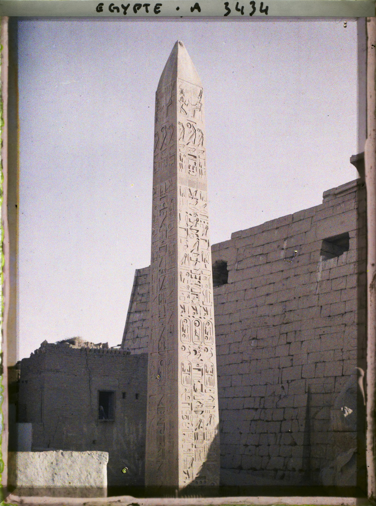 Cận cảnh tháp obelisk còn lại của đền Luxor thời điểm năm 1914.