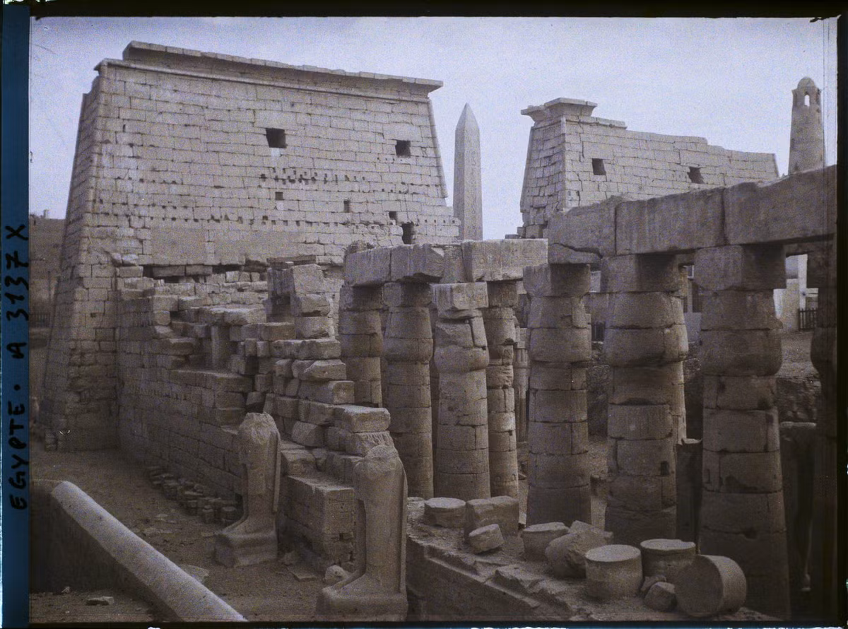 Đền thờ thần Mặt trời Amun - vị thần chính của thành cổ Thebes - nằm phía sau cổng vào.