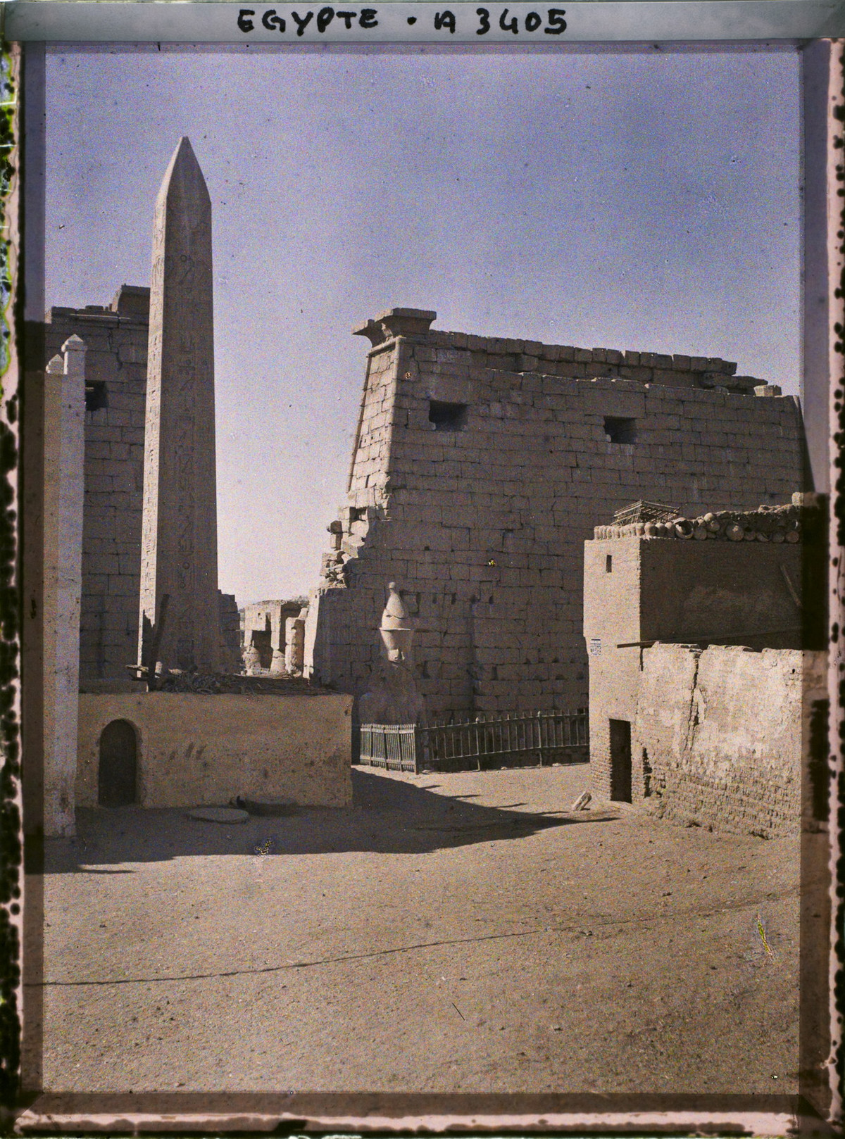 Lối vào đền Luxor nhìn từ phía trước.