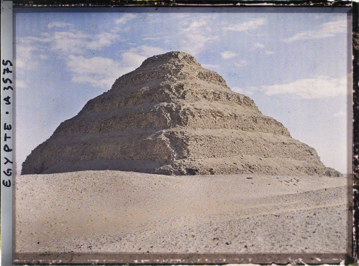 Kim tự tháp Djoser ở Saqqara, cách Giza 28 km về phía Nam.