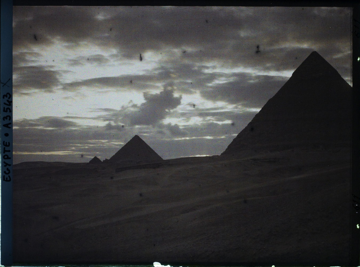 Hoàng hôn trên các kim tự tháp ở Giza.