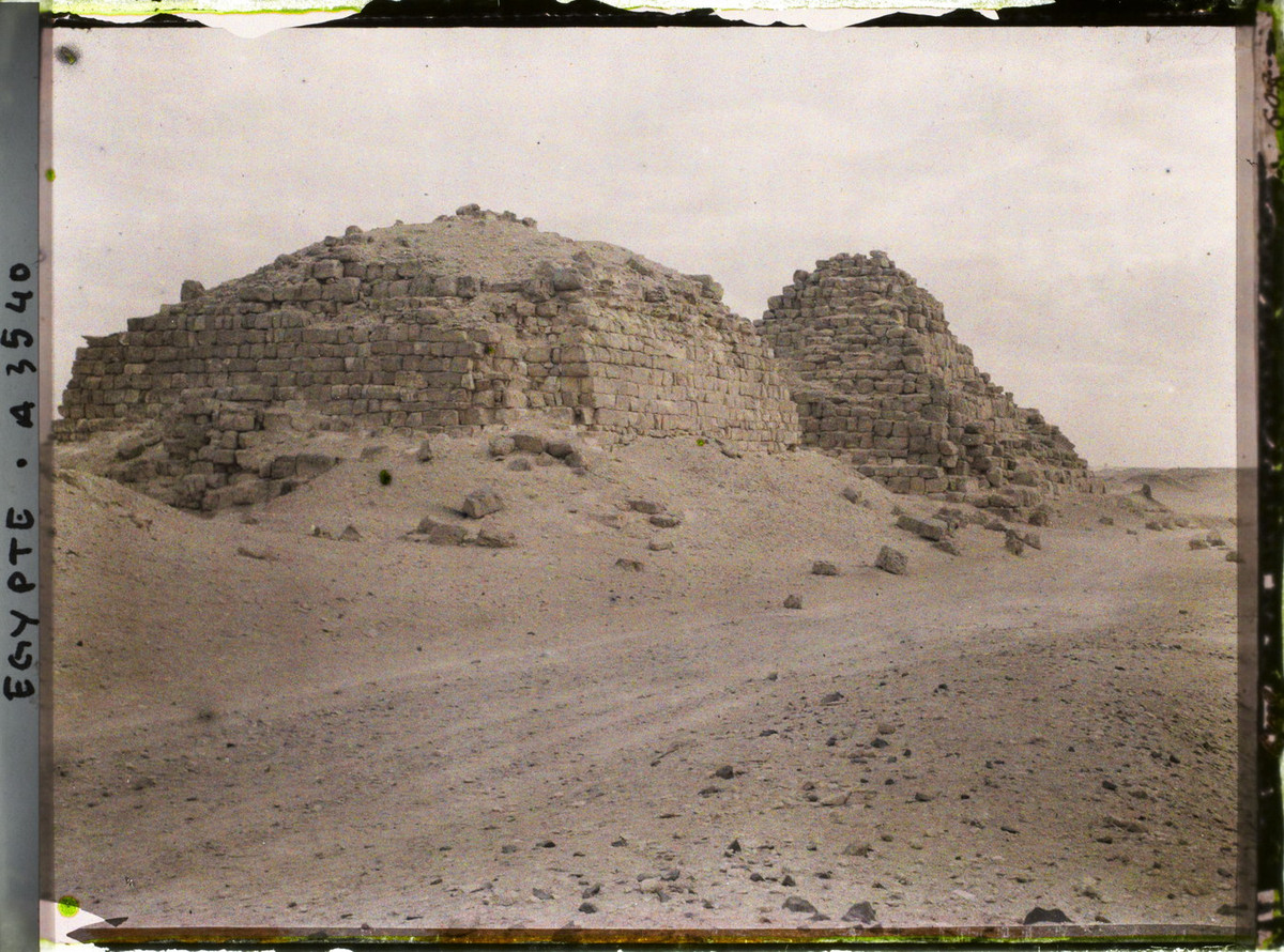 Tàn tích kim tự tháp của các vương hậu Henutsen và Meritites I, cạnh mặt Đông của kim tự tháp Kheops.