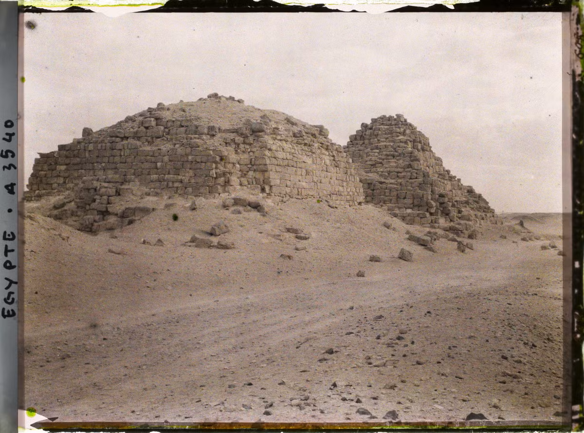 Tàn tích kim tự tháp của các vương hậu Henutsen và Meritites I, cạnh mặt Đông của kim tự tháp Kheops.