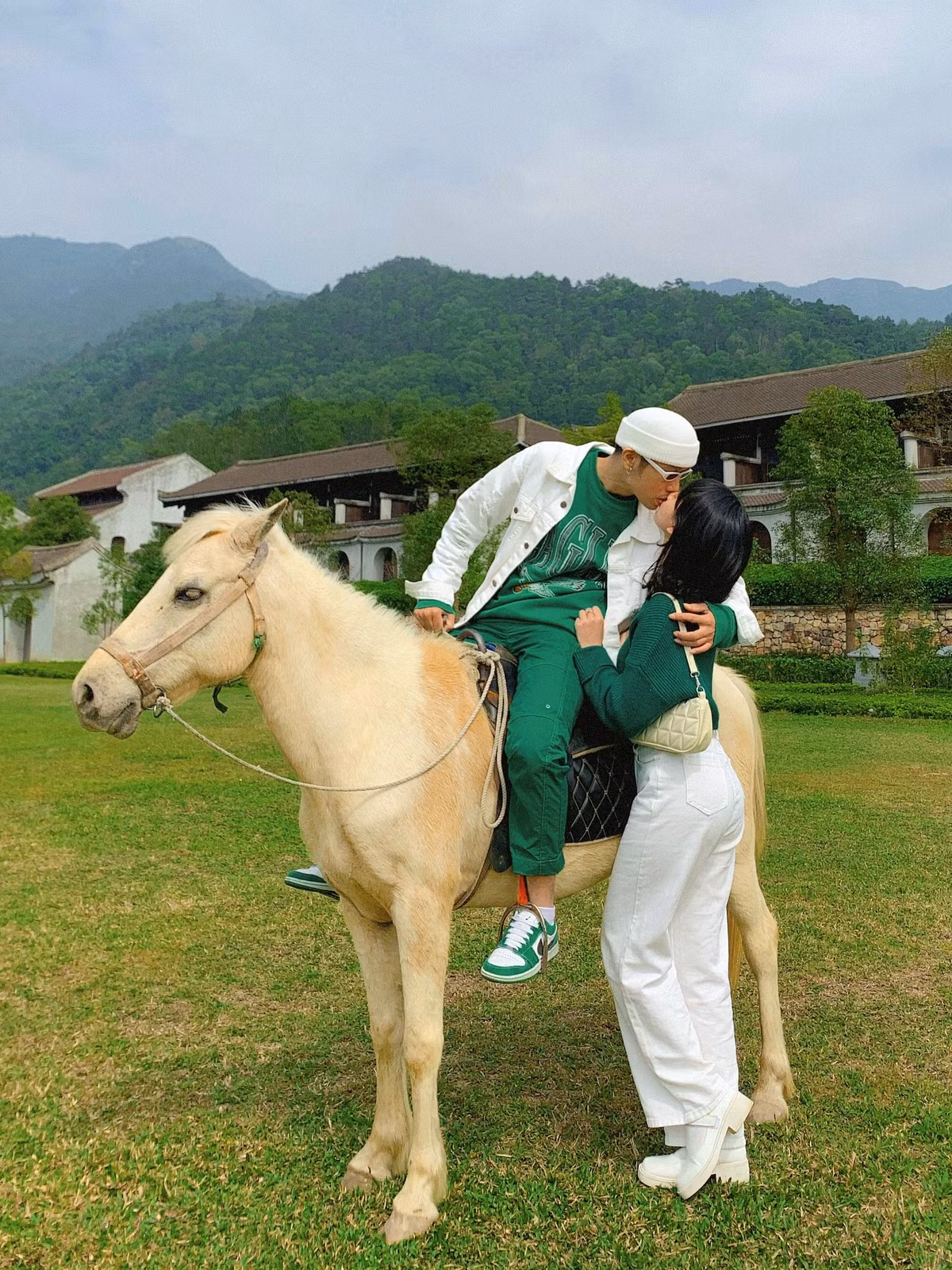 Chuyen tinh 9 nam cua cap doi ‘danh ca thanh xuan du lich cung nhau’-Hinh-3