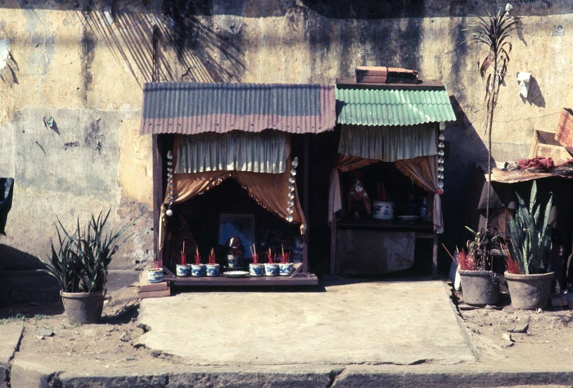 Những chiếc bàn thờ tại một góc vỉa hè đường Phạm Ngũ Lão, 1968. Ảnh: Brian Wickham.