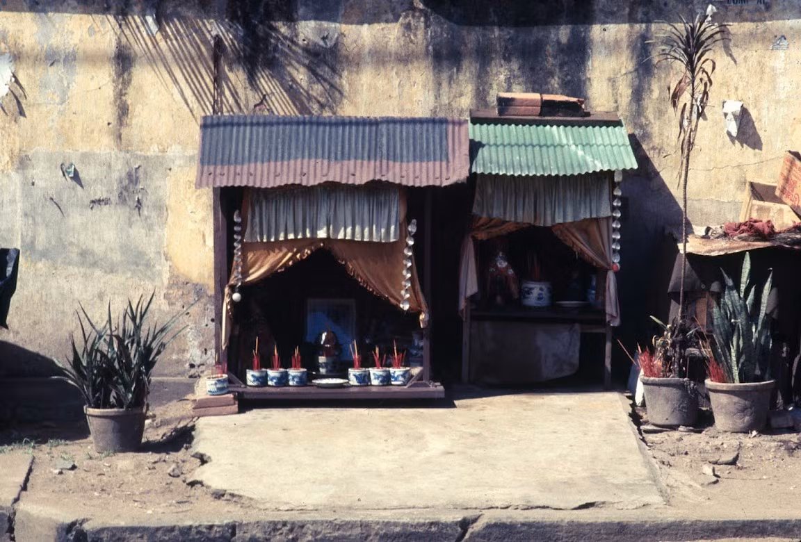 Những chiếc bàn thờ tại một góc vỉa hè đường Phạm Ngũ Lão, 1968. Ảnh: Brian Wickham.