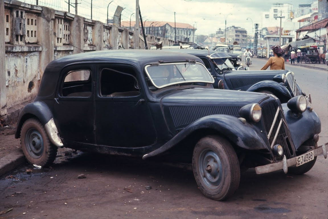Những chiếc taxi liên tỉnh hiệu Citroel Corporal đỗ ven đường Phạm Ngũ Lão, bên ngoài ga Sài Gòn năm 1969. Ảnh: Brian Wickham.