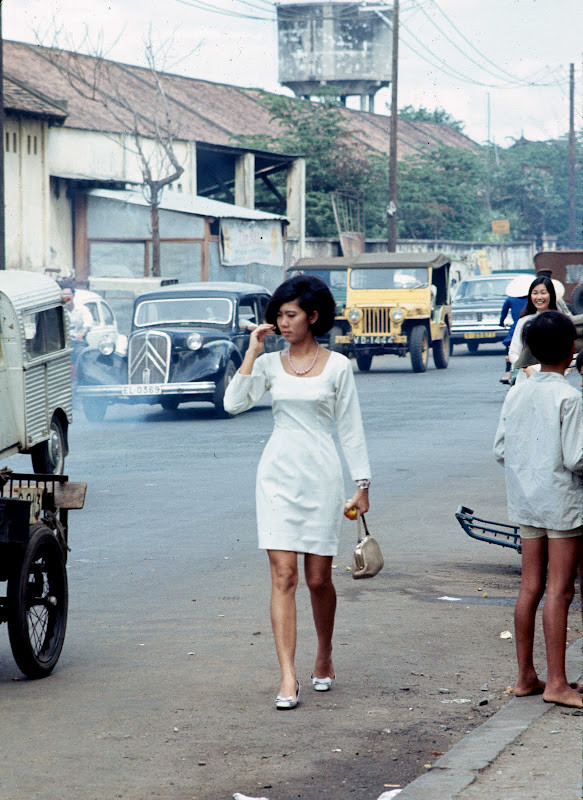 Một người đẹp rảo bước trên đường Phạm Ngũ Lão, 1968. Ảnh: Brian Wickham.