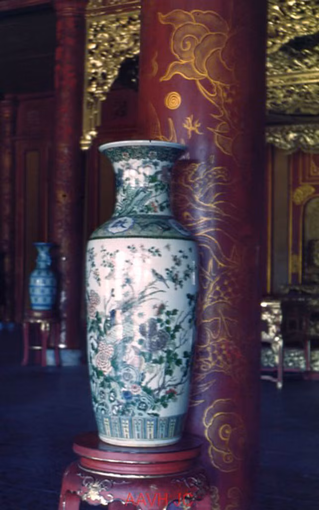 Cận cảnh một chiếc bình gốm lớn bày trong điện Thái Hòa.