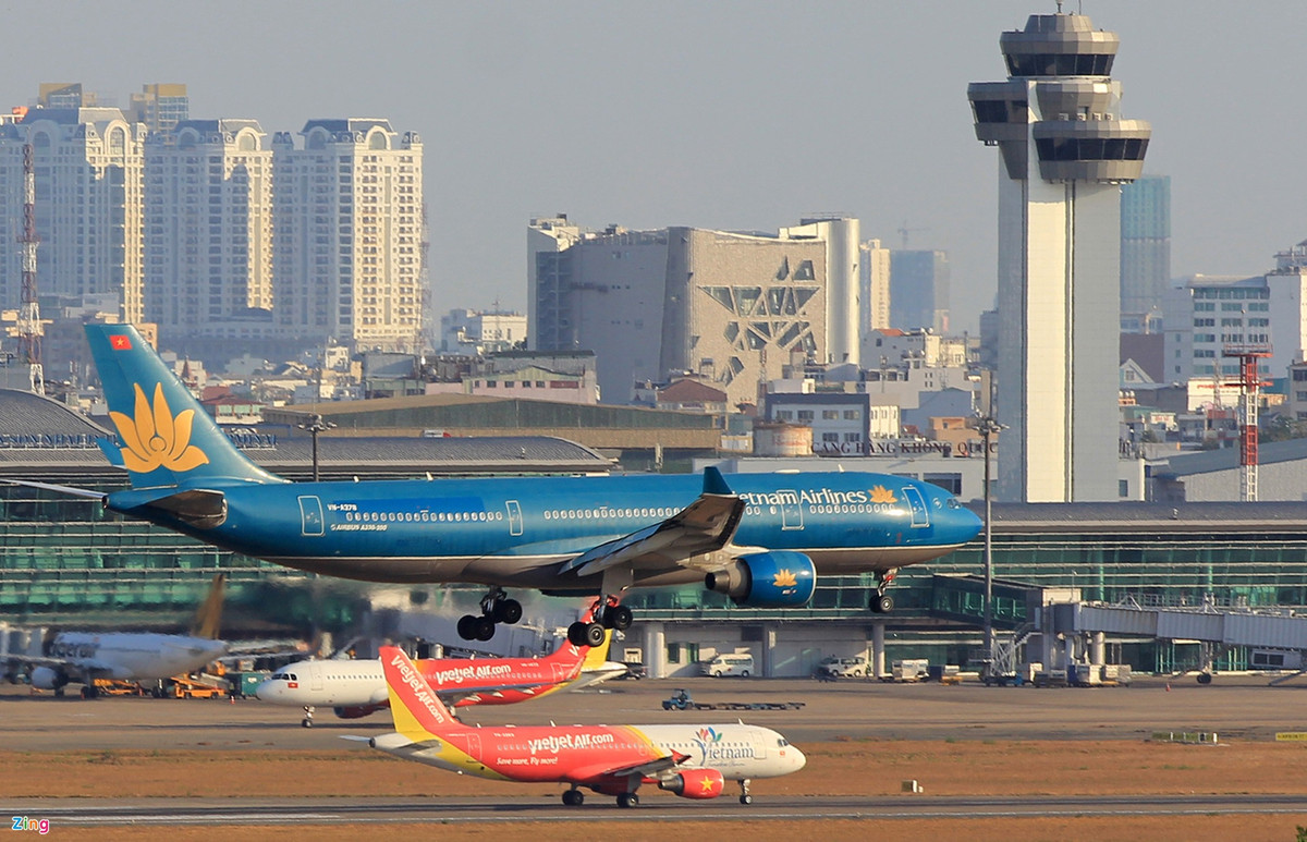 Dang sau cac bai dang xa hang ve may bay, gia soc dip le