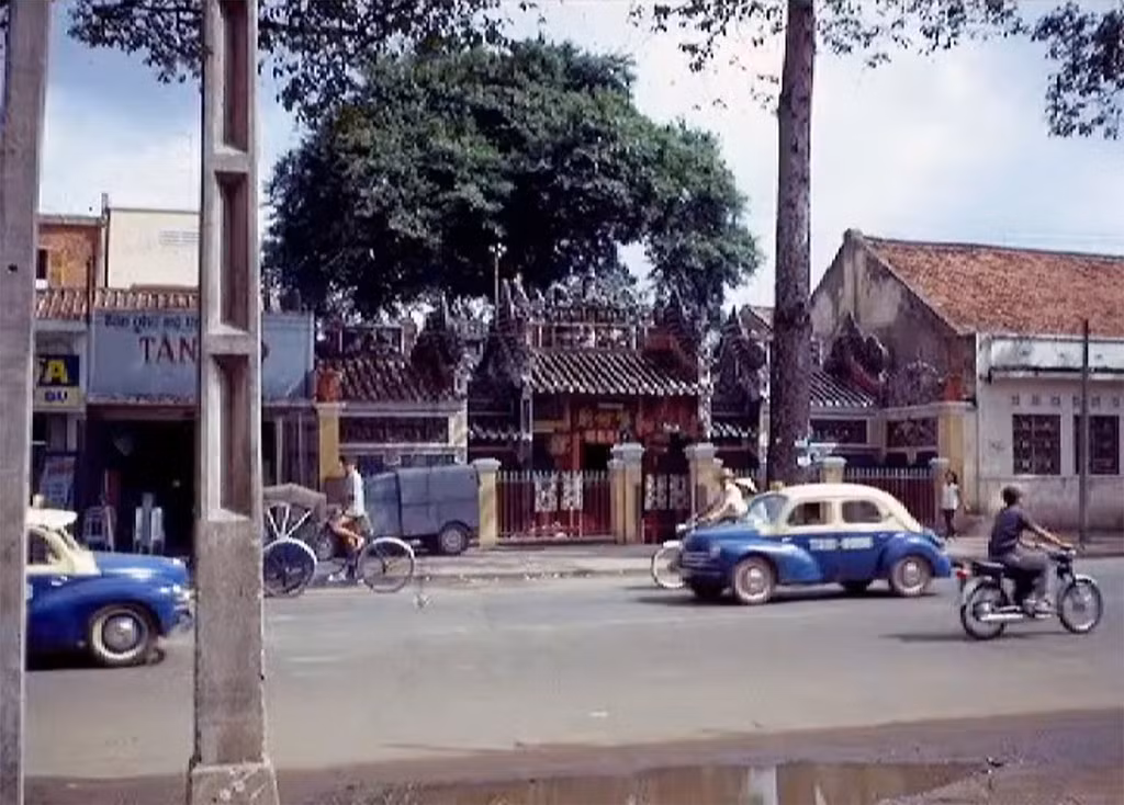 Taxi, xích lô, xe máy... chạy qua miếu Bà Thiên Hậu trên đường Hồng Thập Tự (nay là đường Nguyễn Thị Minh Khai).