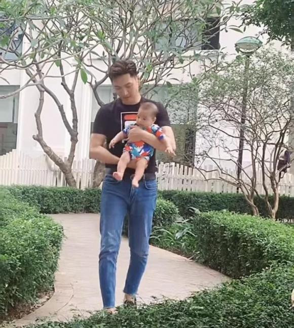 Bà xã gọi Mạnh Trường là 'bảo mẫu' khi thấy anh bế con Ba xa goi Manh Truong la 'bao mau' khi thay anh be con