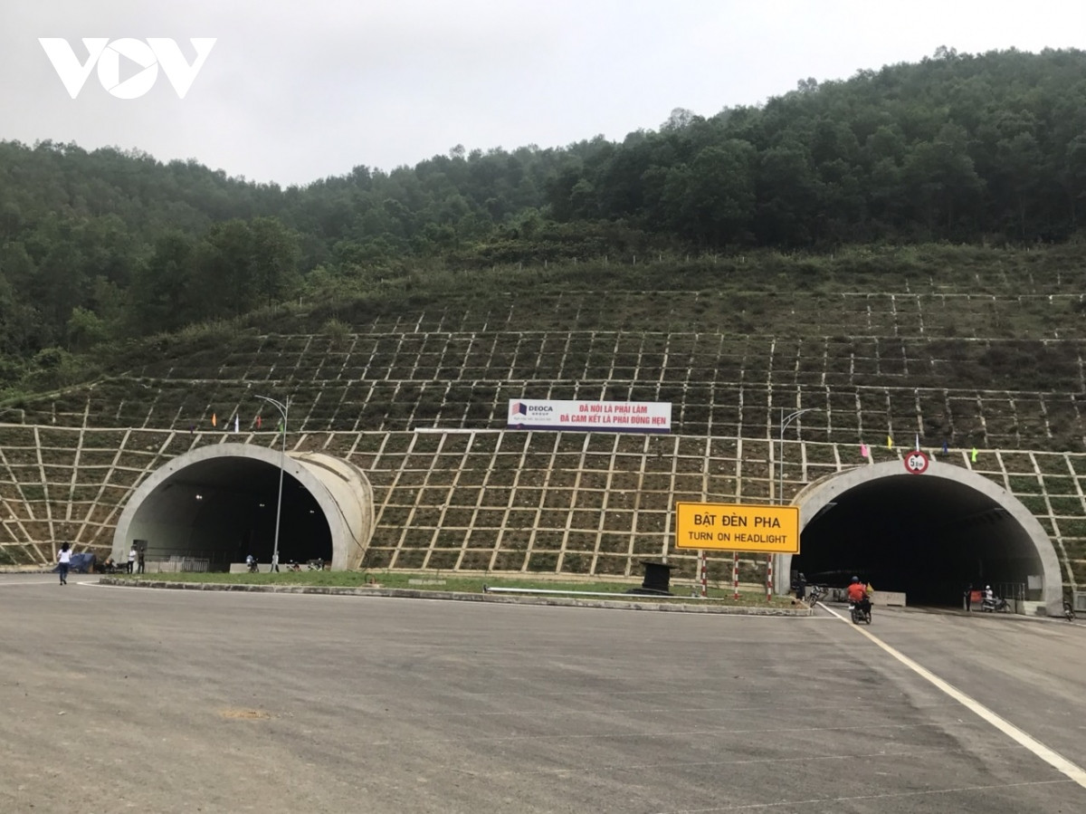 Hiện tại, đơn vị nhà thầu đang lắp đặt xong thiết bị điện cũng như hệ thống quạt thông gió, hệ thống chiếu sáng trong hầm Thung Thi.