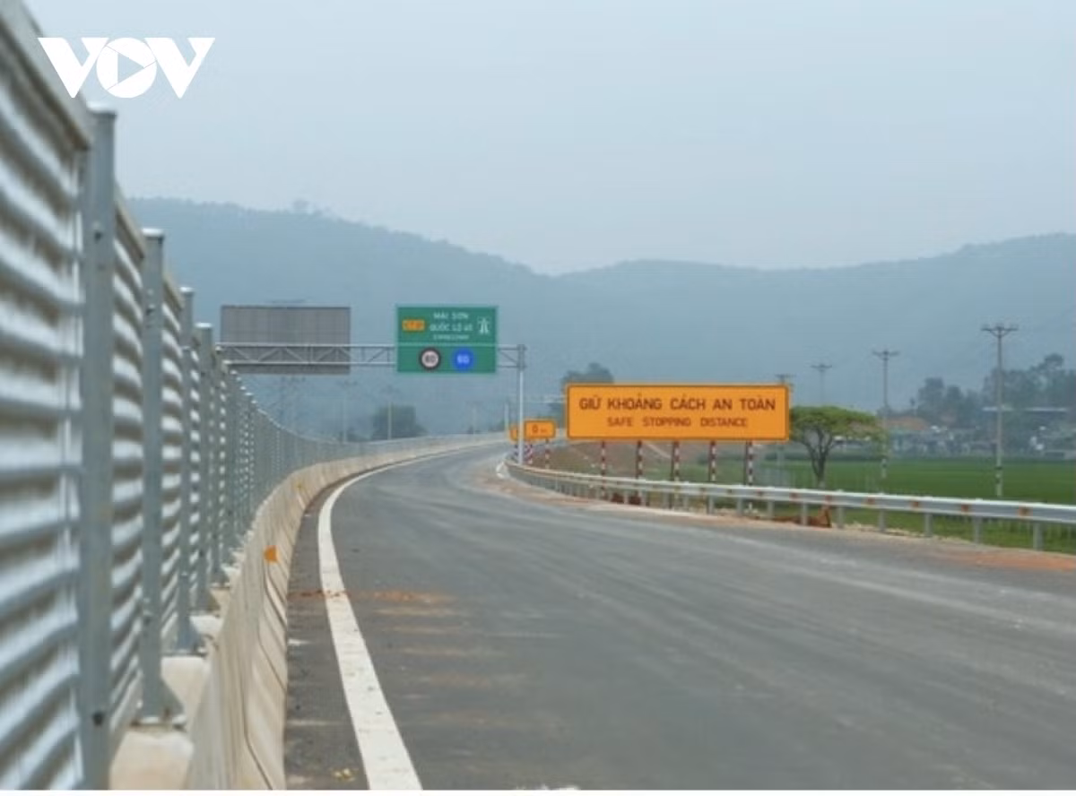 Gói thầu 10-XL cao tốc Mai Sơn - QL45 gồm các hạng mục chính: 14,56km đường, 6 cầu chính tuyến với tổng chiều dài 588m, 1 hầm dài 245m, 1 cầu vượt nút giao, 1 cầu thuộc phạm vi đường gom, 2 nút giao liên thông, 14 hầm chui dân sinh.