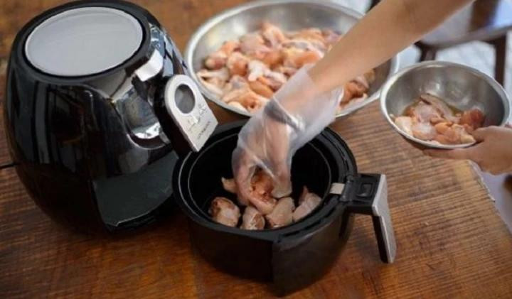 Meo ra dong thuc pham bang noi chien khong dau don gian