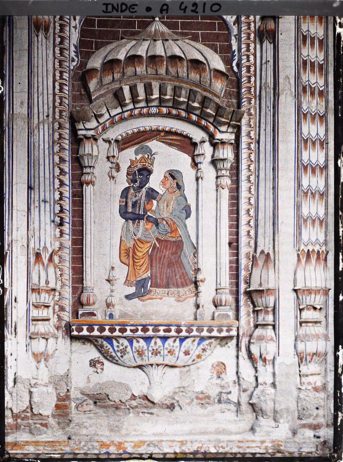 Bức tranh mô tả thần Krishna và vợ là thần Radha, bên ngoài tòa tháp.