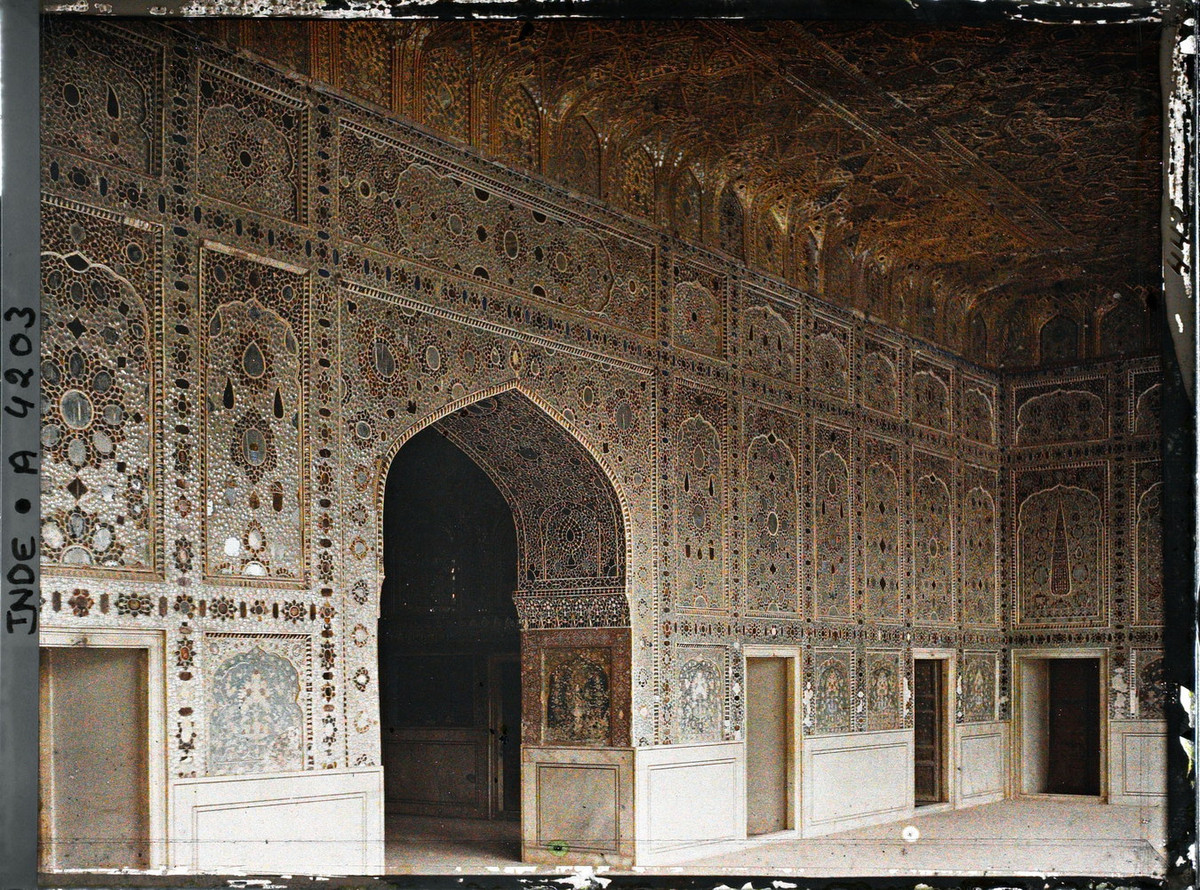 Cánh cổng dẫn vào phòng trung tâm của pháo đài Shish Mahal.