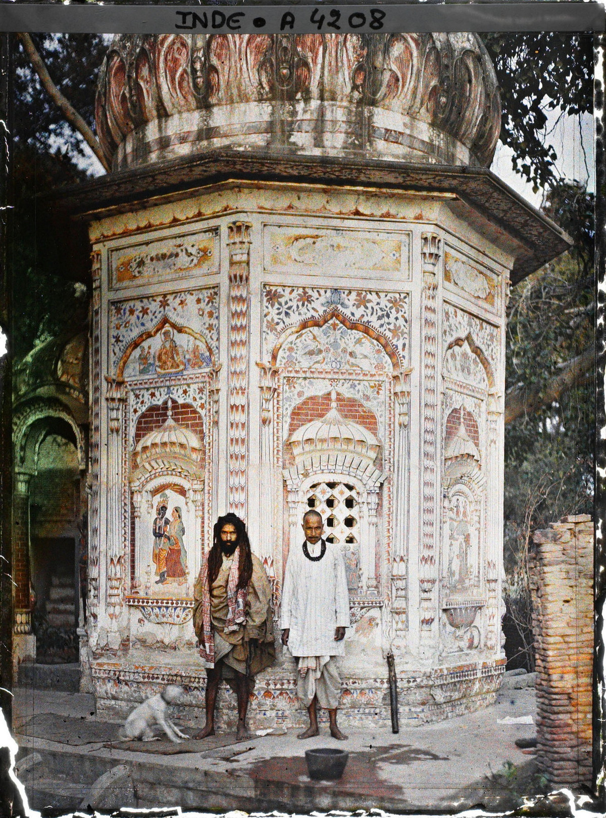 Tu sĩ Bà La Môn (áo trắng) và người tu khổ hạnh đứng trước một tòa tháp thờ thần Krishna.