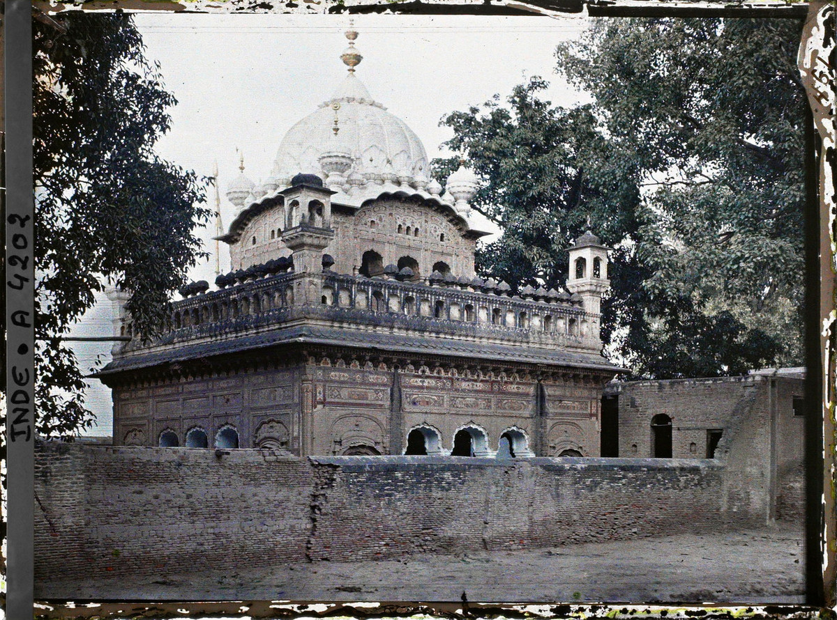 Gurdwara Dera Sahib, ngôi đền của đạo Sikh nổi tiếng ở Lahore, nơi tưởng niệm vị đạo sư thứ 5 của đạo Sikh, Guru Arjan Dev, đã tử vì đạo vào năm 1606.