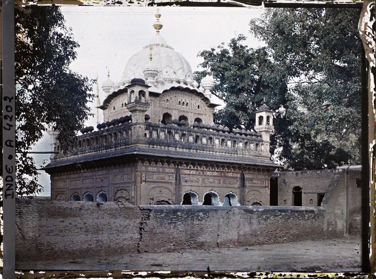 Gurdwara Dera Sahib, ngôi đền của đạo Sikh nổi tiếng ở Lahore, nơi tưởng niệm vị đạo sư thứ 5 của đạo Sikh, Guru Arjan Dev, đã tử vì đạo vào năm 1606.