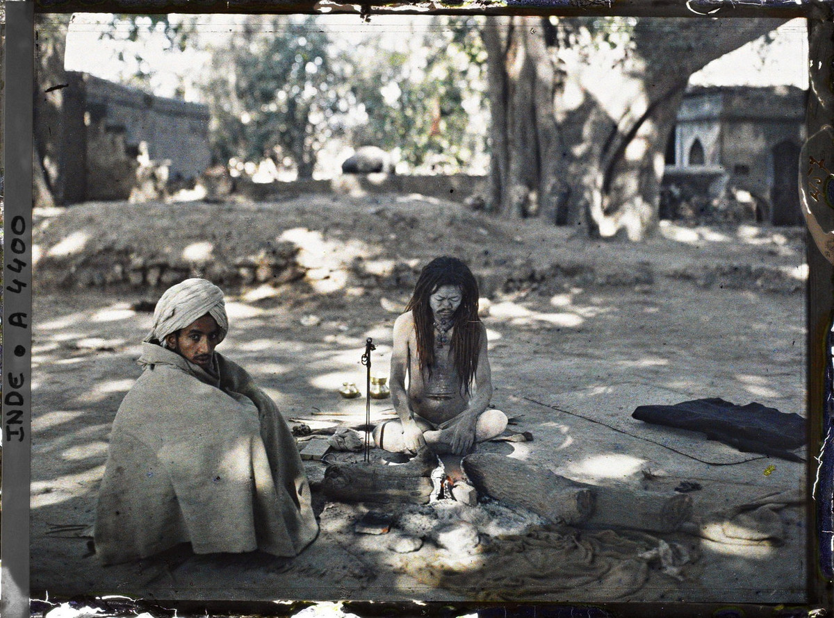 Một sadhu - nhà tu hành khổ hạnh - giáo phái Shaiva trát đầy tro lên cơ thể mình tại khuôn viên một ngôi đền.