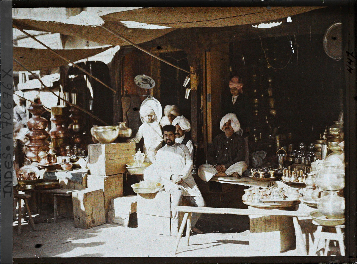 Cửa hàng bán các loại bình bằng kim loại ở khu phố thương mại Lahore.