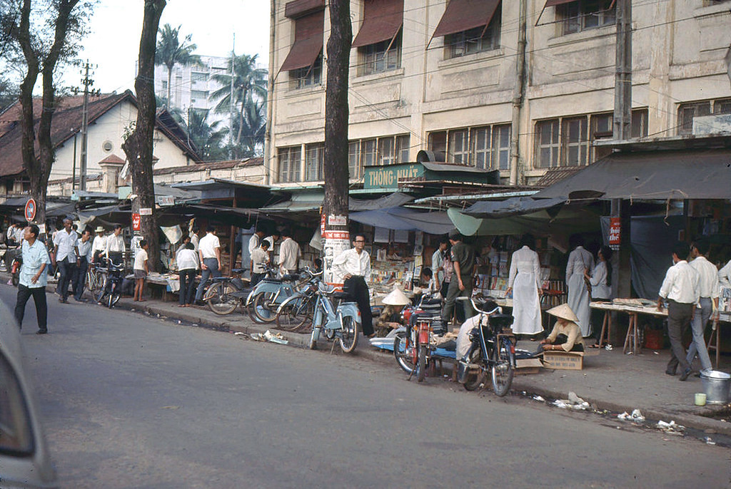 Các hiệu sách cũ đường Lê Lợi thu hút nhiều học sinh, sinh viên, thập niên 1960.