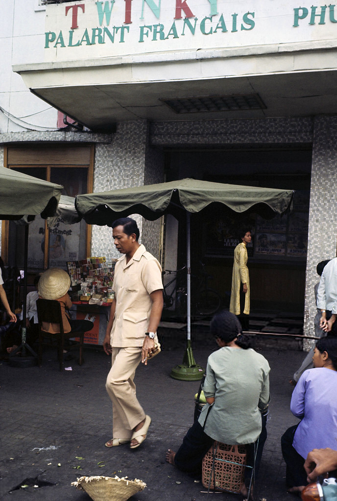 Bên ngoài rạp Vĩnh Lợi, đường Lê Lợi năm 1974.