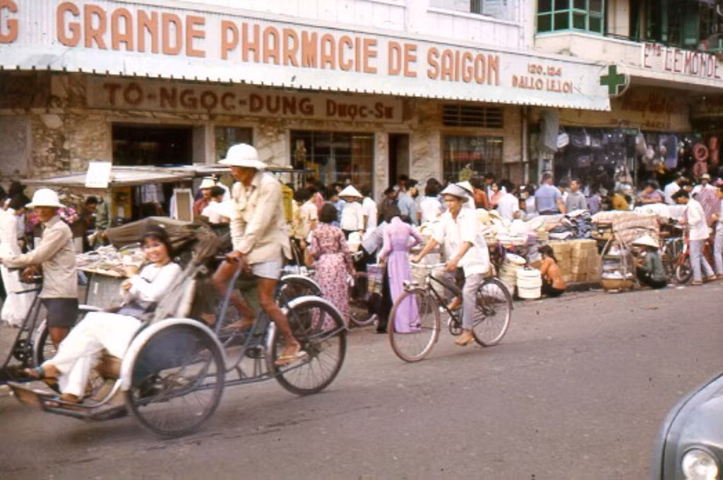Bên ngoài tiệm thuốc Tây ở góc Lê Lợi - Phan Bội Châu, thập niên 1960.