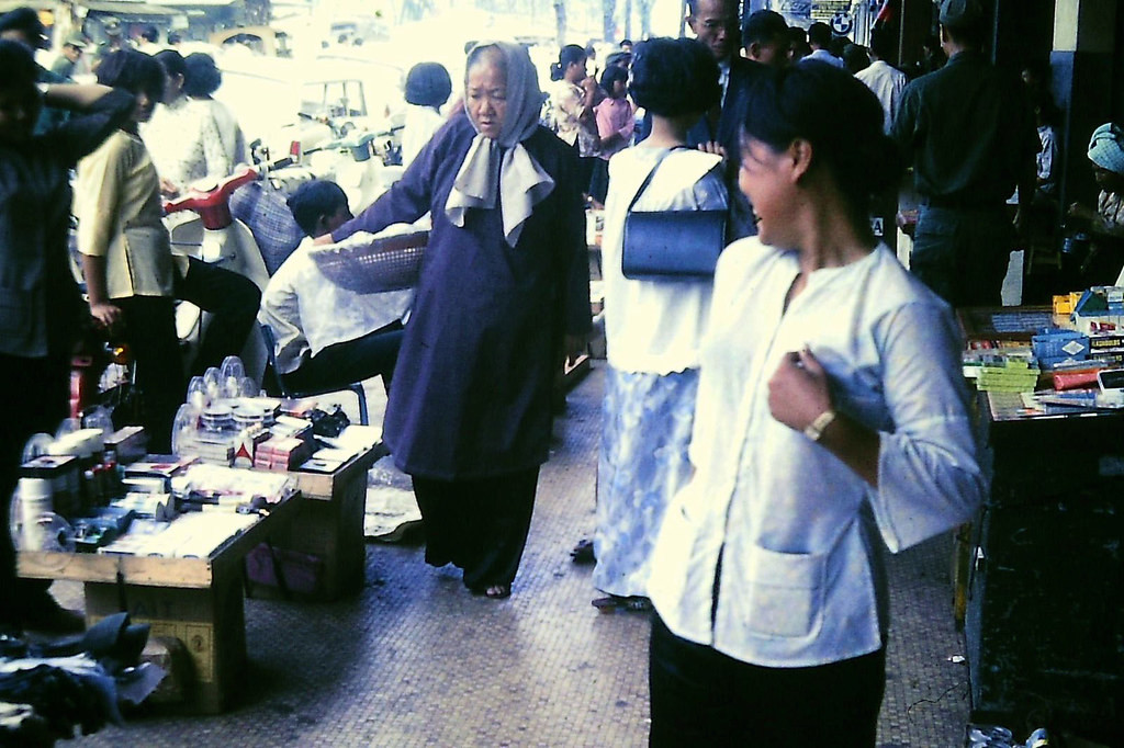 Các sạp hàng trên vỉa hè đường Lê Lợi, bên ngoài Thương xá TAX, 1968.