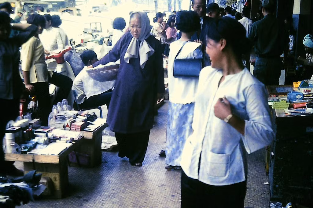 Các sạp hàng trên vỉa hè đường Lê Lợi, bên ngoài Thương xá TAX, 1968.