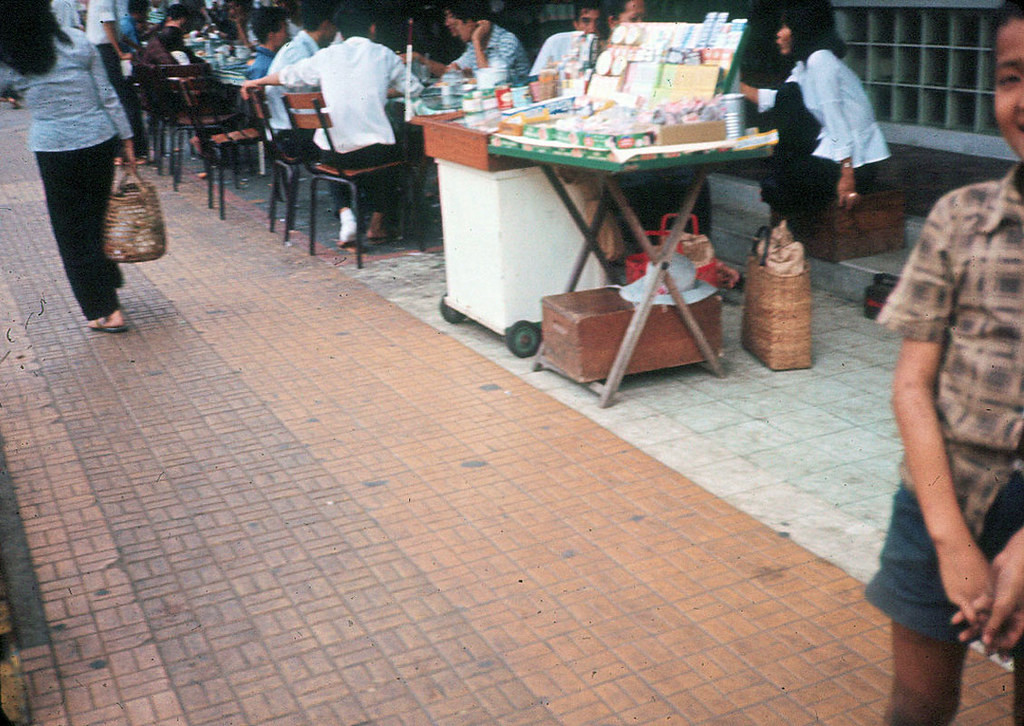 Thực khách ngồi ăn ở nhà hàng Thanh Bạch, cạnh rạp Vĩnh Lợi, 1965.