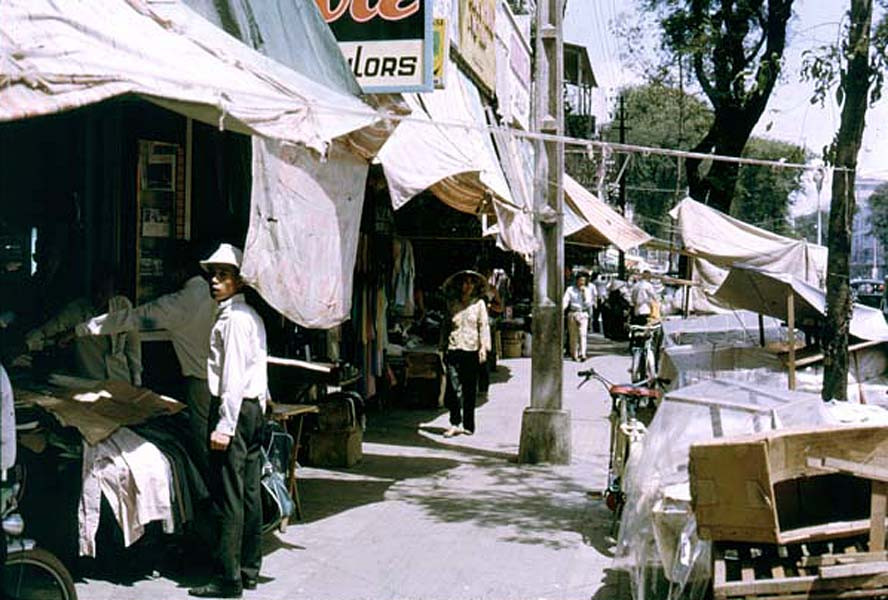 Một buổi trưa nắng trên hè đường Lê Lợi, 1965-1966.