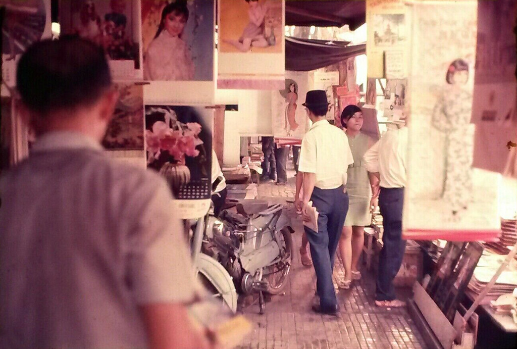 Quầy bán lịch trên vỉa hè đường Lê Lợi, 1967.