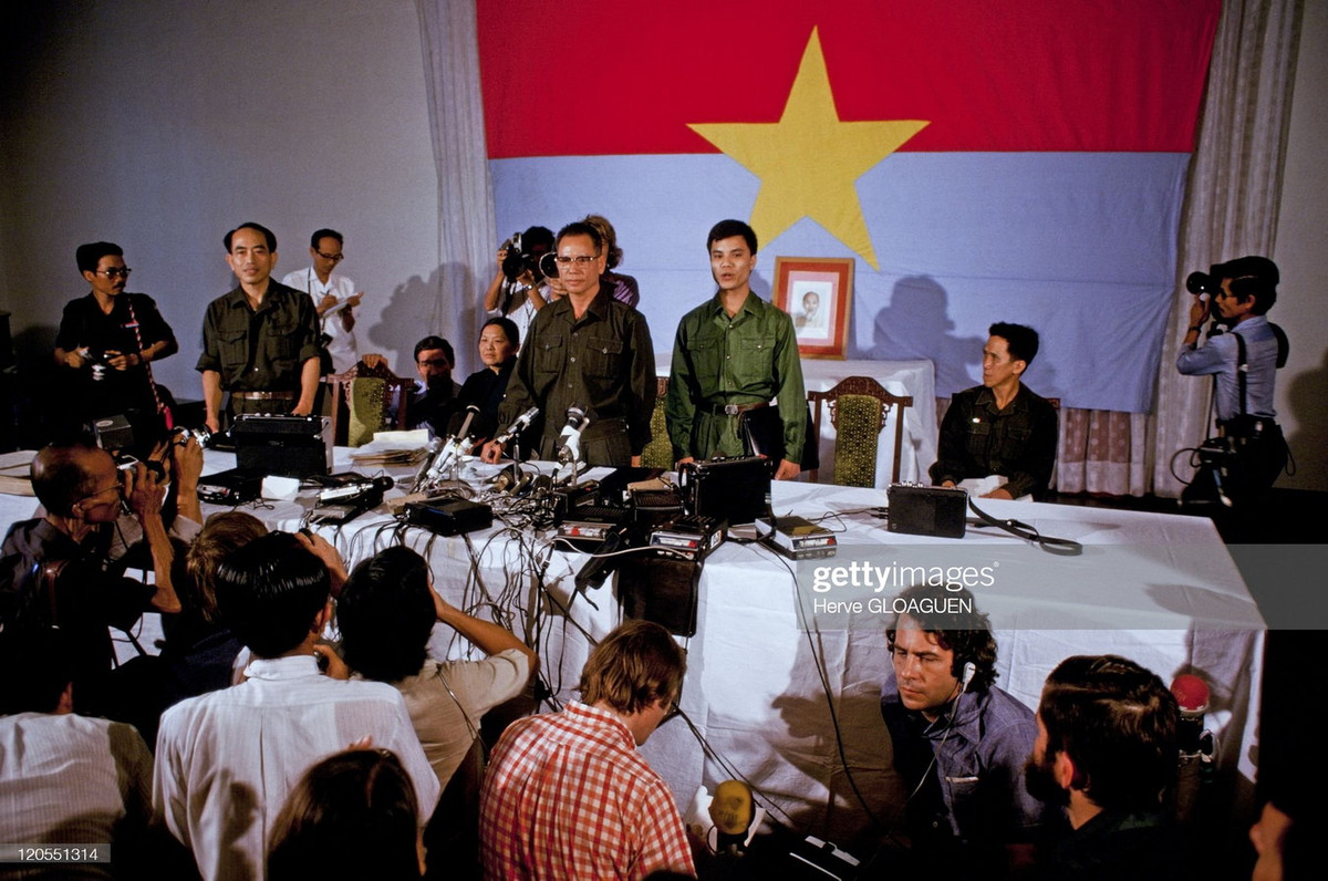 Tướng Trần Văn Trà - Phó Tư lệnh chiến dịch Hồ Chí Minh - phát biểu trước các phóng viên trong và ngoài nước trong buổi họp báo ở Sài Gòn.