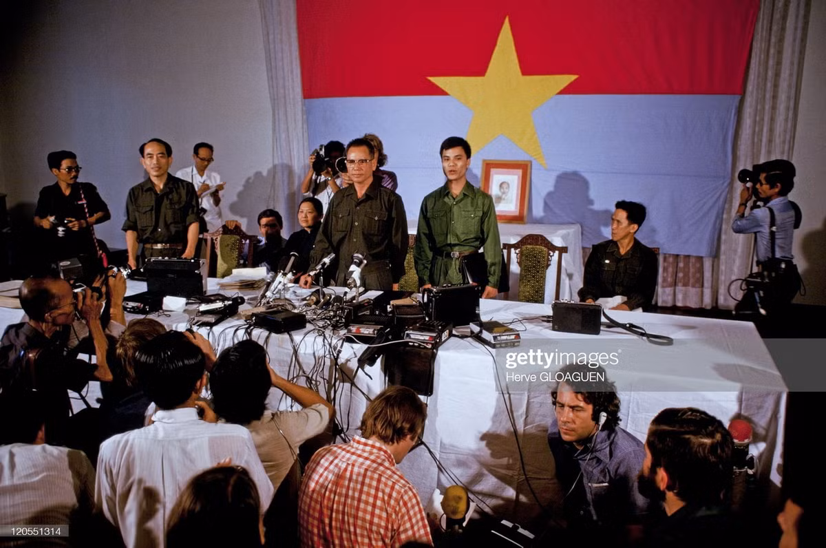 Tướng Trần Văn Trà - Phó Tư lệnh chiến dịch Hồ Chí Minh - phát biểu trước các phóng viên trong và ngoài nước trong buổi họp báo ở Sài Gòn.