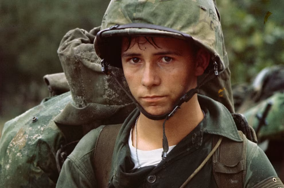 Một lính thủy quân lục chiến trẻ chờ đợi các đồng đội trong một cuộc đổ quân ở bãi biển Đà Nẵng, ngày 3/8/1965. Ảnh: US Marine Corps.