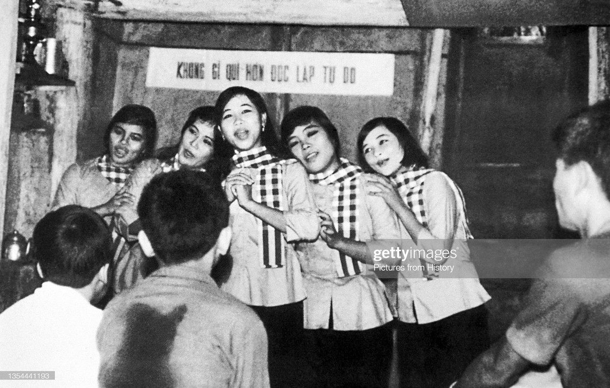 Các nữ văn công biểu diễn nghệ thuật ở Củ Chi, 1972.