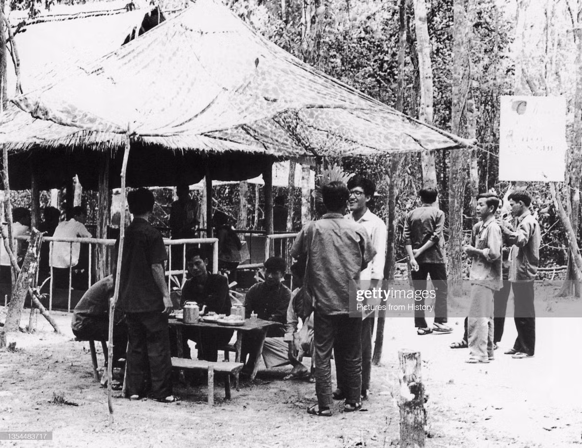 Buổi họp mặt của các nhà văn ở Củ Chi, 1974.