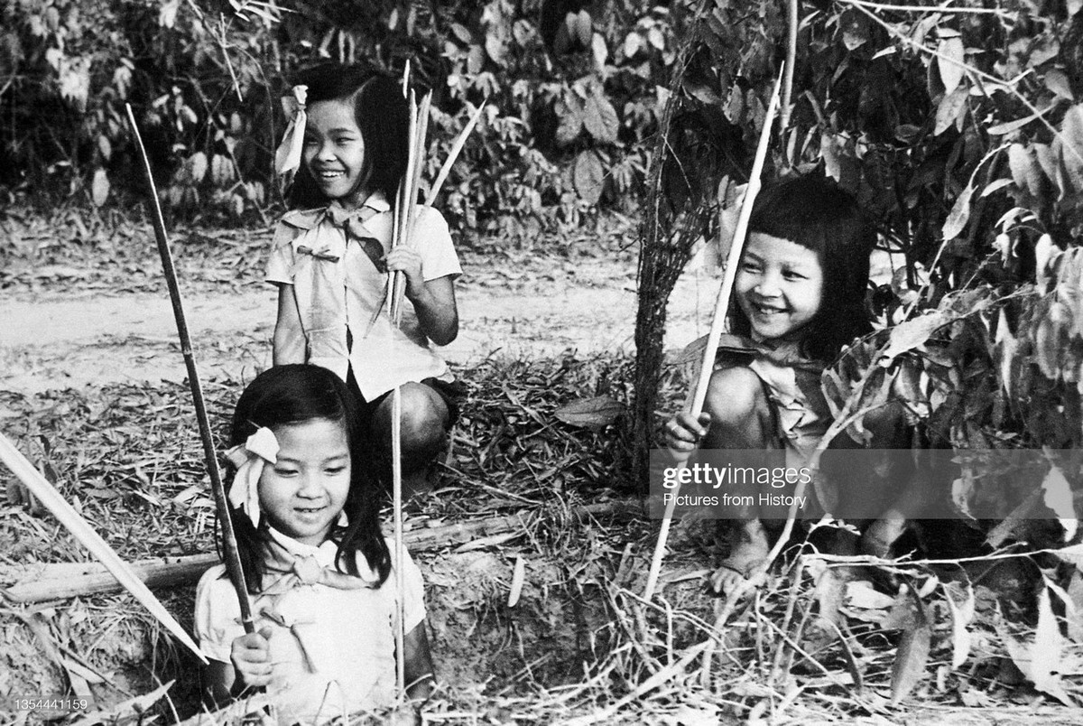 Các bé gái Củ Chi làm bẫy chông tre, 1968.