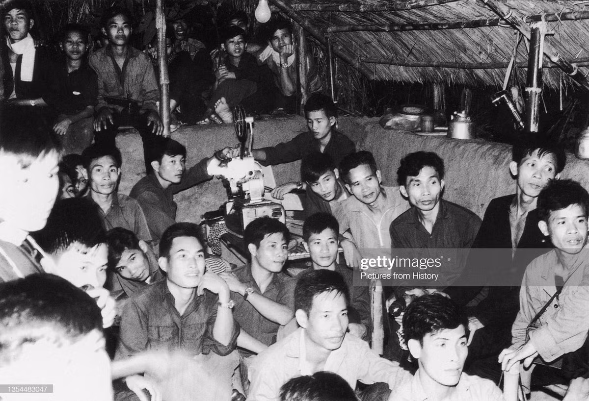 Buổi chiếu phim phục vụ chiến sĩ ở Củ Chi, 1972.