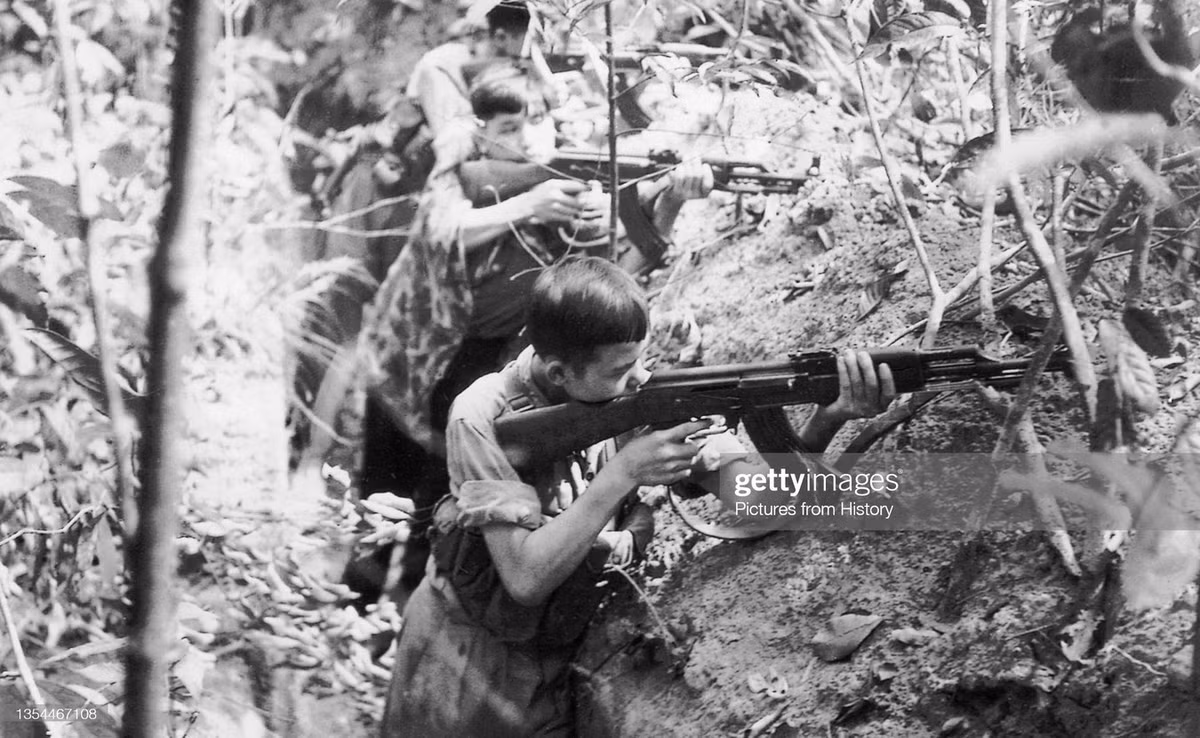 Du kích Củ Chi đón đánh địch, 1968. Ảnh: Pictures From History/Getty Images.