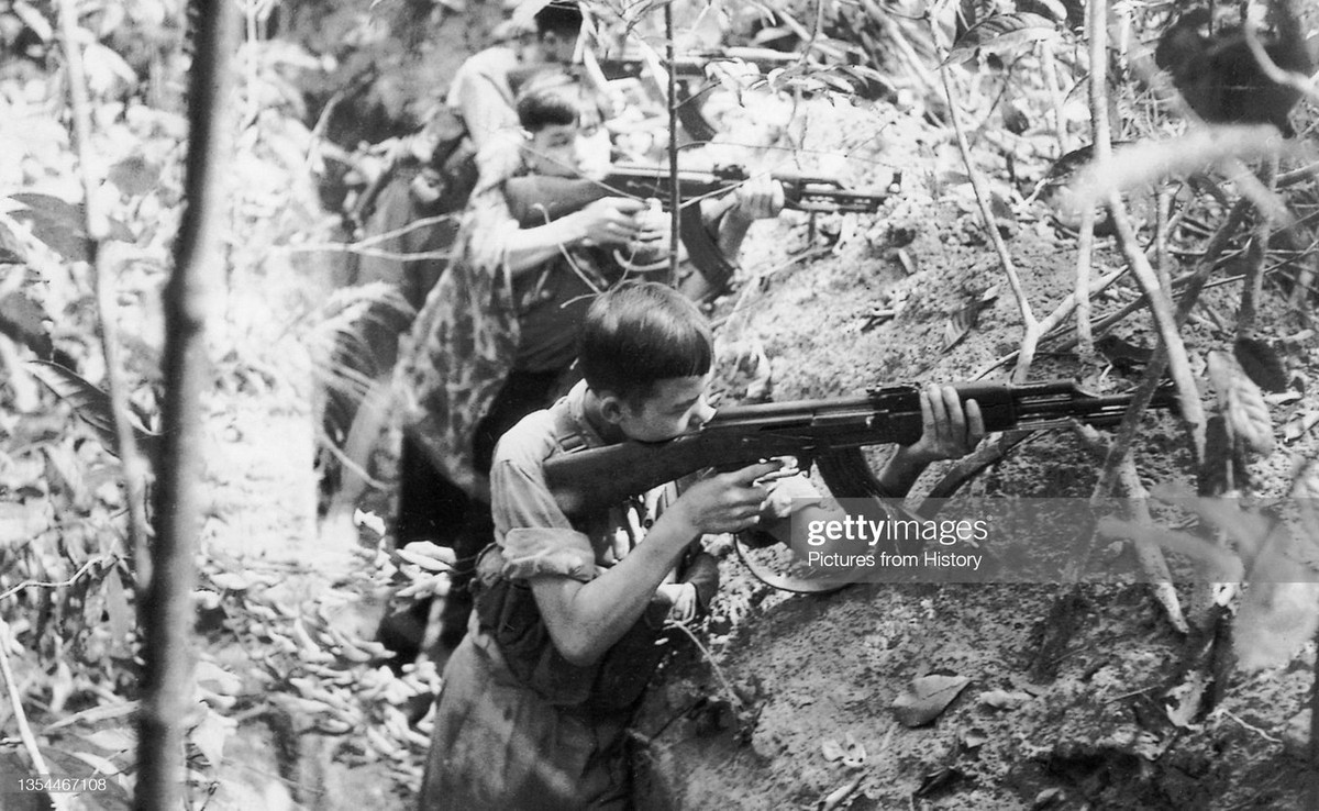 Du kích Củ Chi đón đánh địch, 1968. Ảnh: Pictures From History/Getty Images.