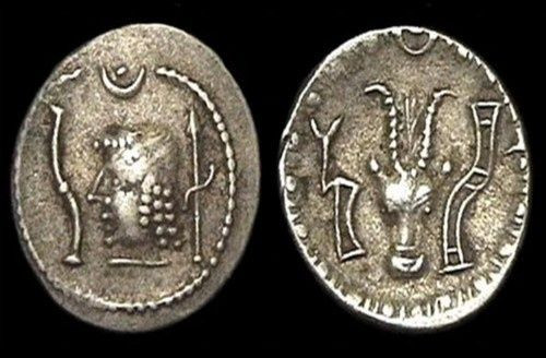  7. Tiền (khoảng 3.000 TCN): Vào khoảng năm 3.000 TCN, người Sumer ở Lưỡng Hà đã bắt đầu sử dụng tiền, đầu tiên là vàng và bạc dưới dạng thỏi, sau đó là các đồng xu, trong tất cả các giao dịch quan trọng, thay thế cho hình thức đối chác truyền thống. Hệ thống thanh toán này đã đơn giản hóa hoạt động thương mại, thúc đẩy giao thương phát triển mạnh.