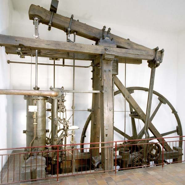  19. Động cơ hơi nước (1712): Thomas Newcomen, một thợ rèn tại Darthmouth, Anh đã chế tạo ra động cơ hơi nước đầu tiên. Phát minh của ông bắt đầu từ mong muốn bơm nước ra khỏi các hầm mỏ khai thác than thời bấy giờ do càng đào xuống sâu trong lòng đất thì nước tràn vào các hầm mỏ càng nhiều.