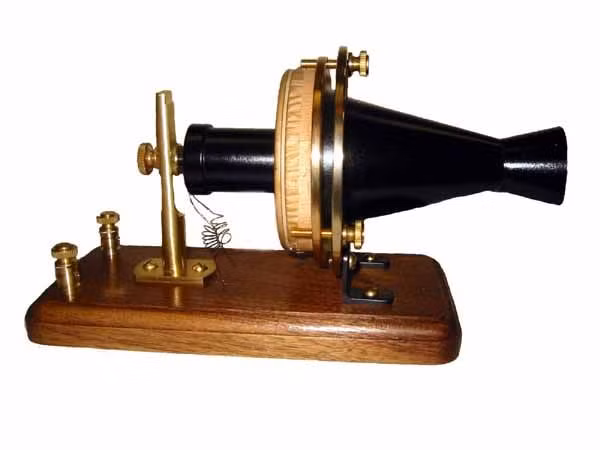  24. Điện thoại (1860): Ý tưởng về điện thoại - thiết bị điện từ có khả năng chuyển tiếp lời nói - được Johann Philipp Reis nghĩ ra vào năm 1860. Vài năm sau đó, cuộc gọi đầu tiên được thực hiện giữa nhà phát minh Alexander Graham Bell và người trợ lí của ông ngồi cách đó 4,5 m vào ngày 10/3/1876.