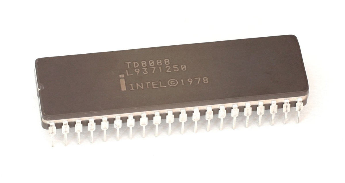  37. Bộ vi xử lý (1971): Intel bắt đầu phát triển vi xử lý từ năm 1969 theo dự án của nhà sản xuất máy tính Nhật Busicom. Ngày 15/11/1971, họ giới thiệu chip 4004 ra thị trường thế giới với giá 200 USD. 4004 có tốc độ 108 KHz với 2.300 bóng bán dẫn.