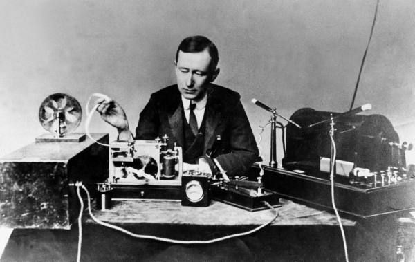  28. Radio (1895): Guglielmo Marconi, một nhà phát minh người Ý đã chứng minh tính khả thi của việc truyền thông tin vô tuyến trong không gian. Ông đã gửi và nhận thành công những tín hiệu radio đầu tiên vào năm 1895. Đây là sự mở đầu của kỷ nguyên truyền tin không dây.