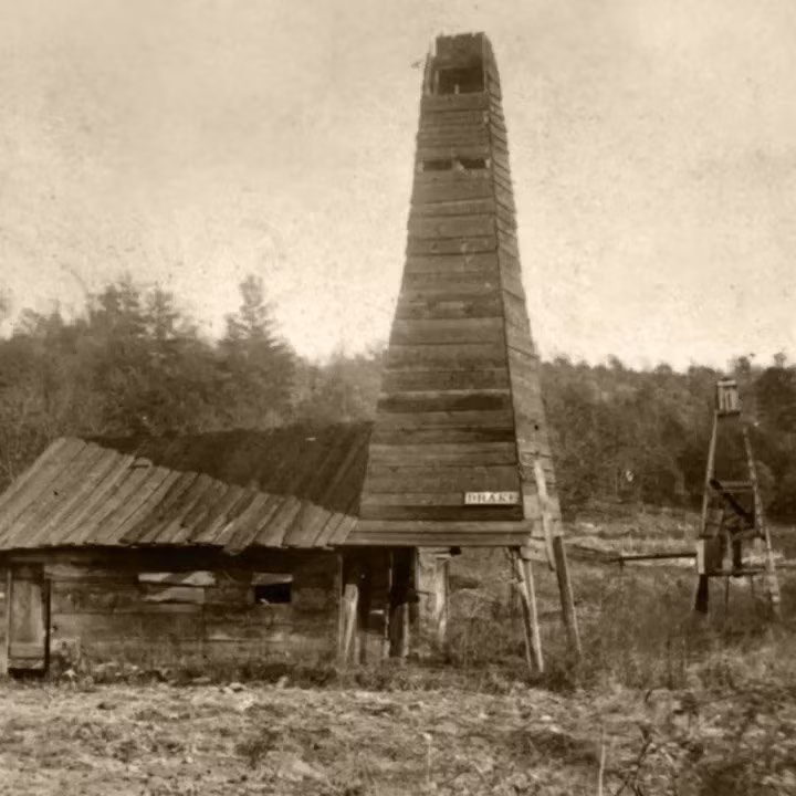  23. Dầu mỏ (1859): Hoạt động khoan dầu chính thức trong lịch sử bắt đầu ở Mỹ vào năm 1859. Trước đó, những người di cư đã phát hiện ra những giếng dầu đầu tiên. Họ sử dụng dầu mỏ như một loại thuốc chữa mọi loại bệnh trước khi dùng làm chất đốt.